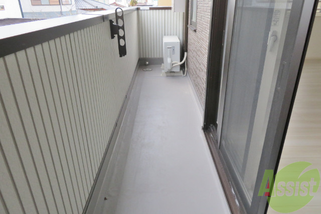 バルコニー　バルコニーは広いです。洗濯物は余裕で干せますね。