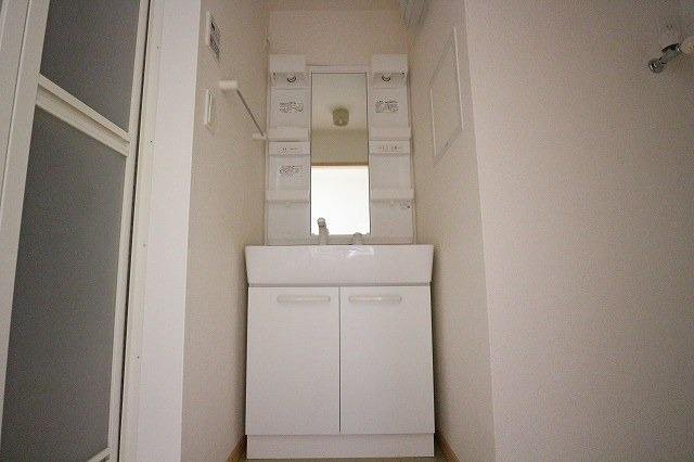 洗面設備　ゆったりとスペースのある洗面所