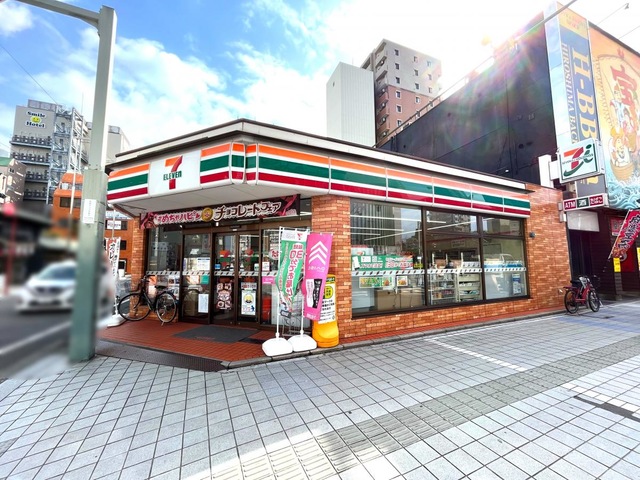 コンビニ　セブンイレブン広島三川町店（コンビニ）まで86m