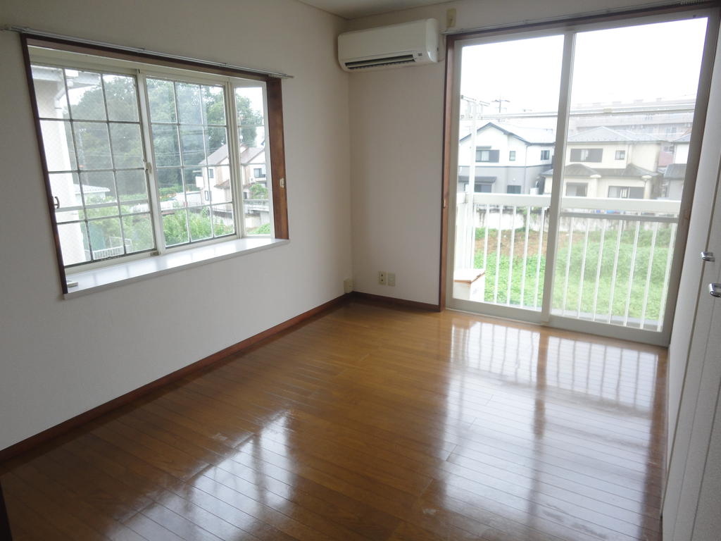 居室・リビング　出窓のある洋室６帖です。