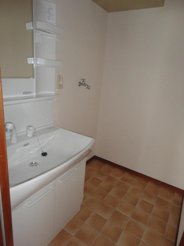 洗面設備　清潔な洗面化粧台