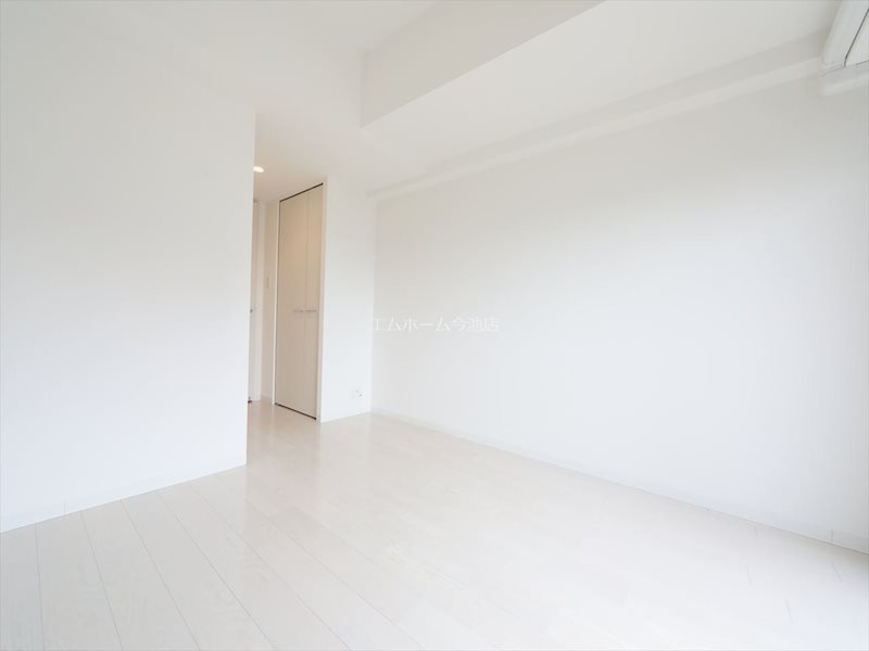 居室・リビング　洋室7.6帖　エアコン付き　バルコニーに面しています