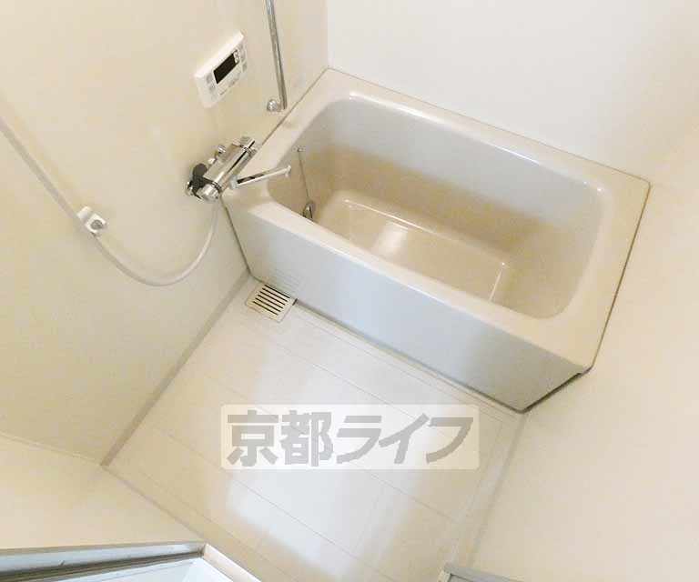 バス・シャワールーム　清潔感のあるバスルームです。