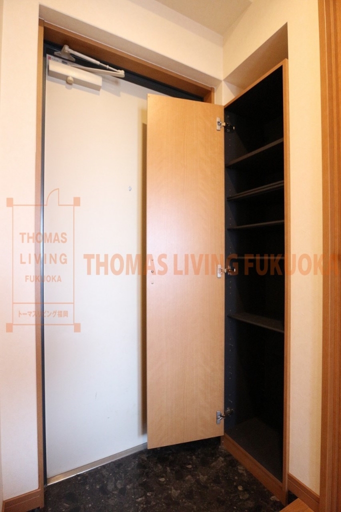 玄関　玄関収納があります。