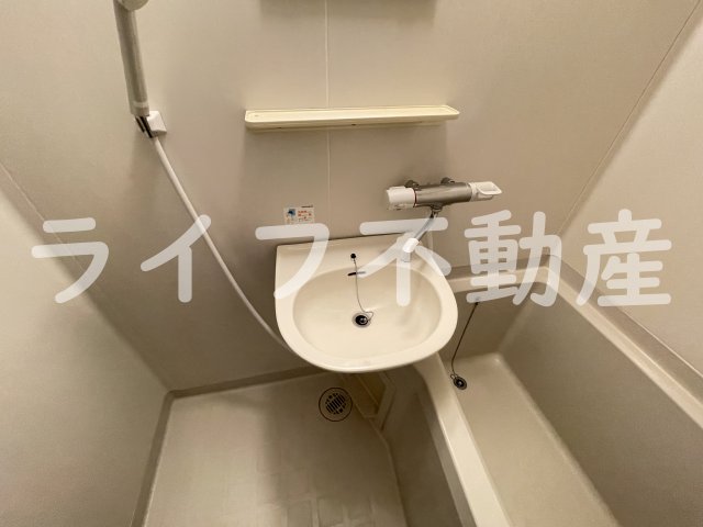 洗面設備　独立洗面化粧台が付いています