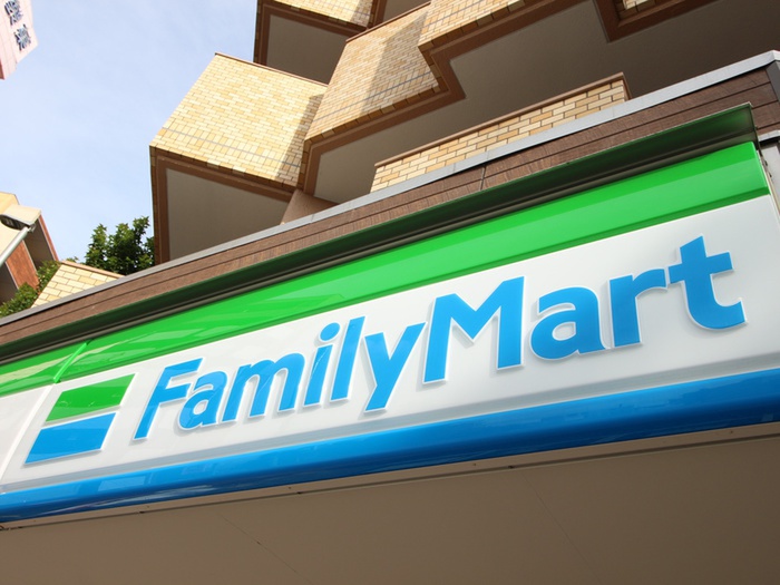 コンビニ　ファミリーマート（コンビニ）まで900m