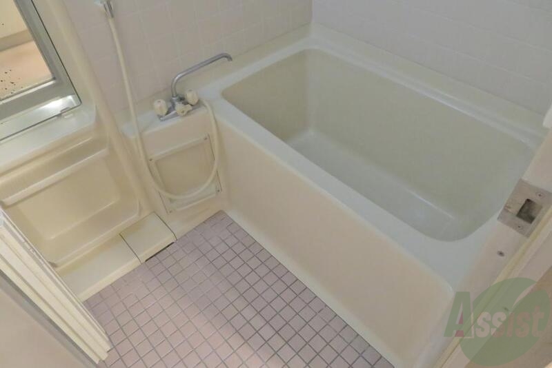 バス・シャワールーム　お風呂はコンパクトでシンプルなタイプとなっております。