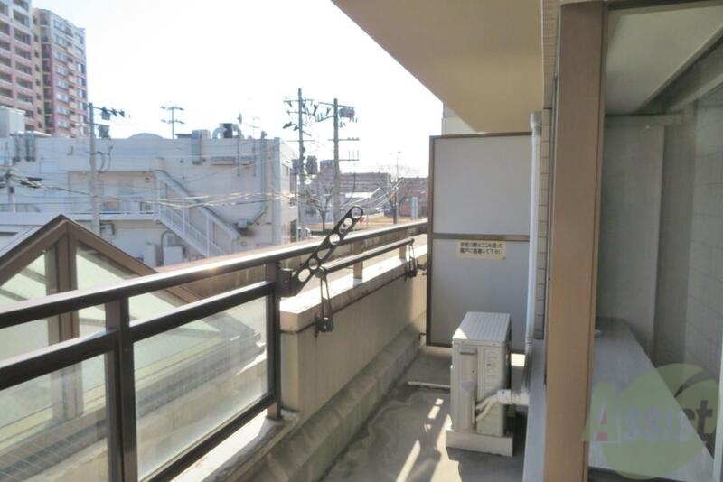 バルコニー　バルコニーはこのようになっております。陽当たりいいですね。