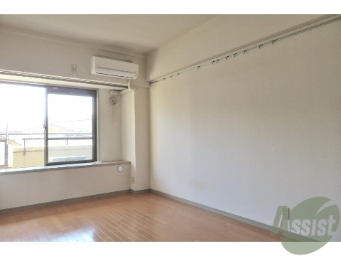 居室・リビング　１０帖の日当たりのよいお部屋となっております。