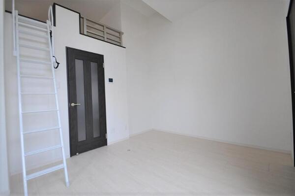 居室・リビング　※別号室の為、現況優先