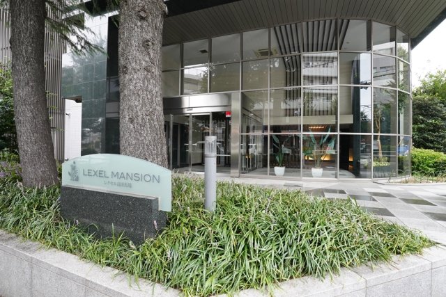 庭　落ち着いたエントランスです