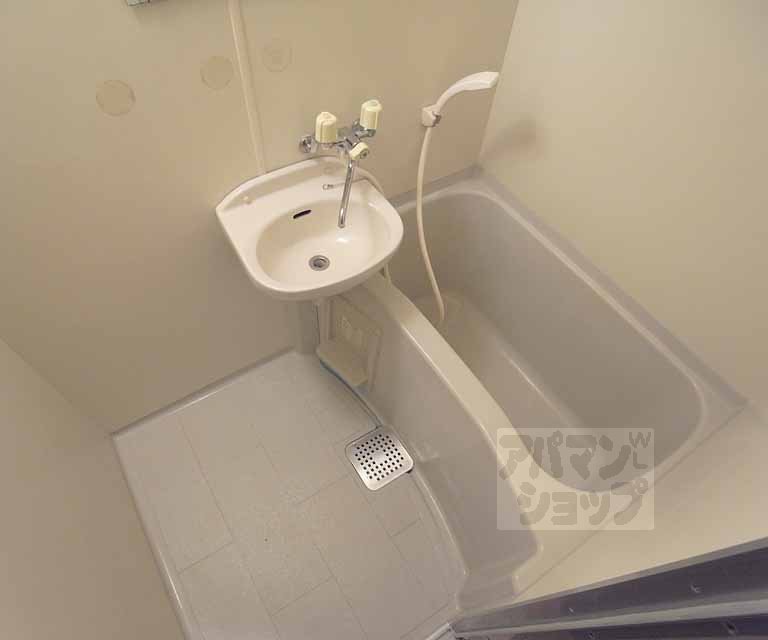 バス・シャワールーム　バスルーム。