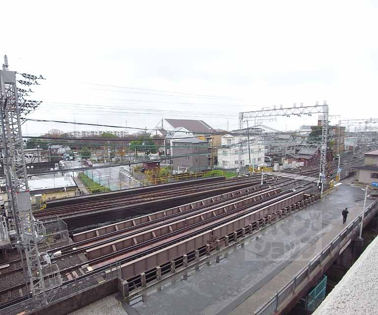 眺望　駅の傍だけに線路も近いです。（２重サッシ！）