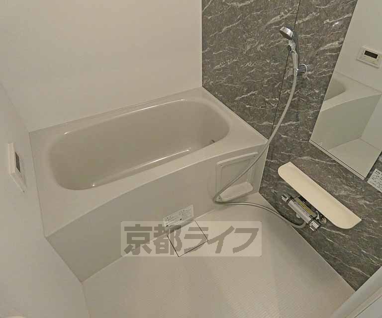 バス・シャワールーム　追い炊き・浴室乾燥機能付のお風呂になります。