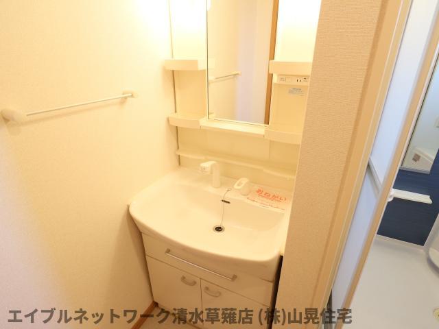 洗面設備　ゆったりとスペースのある洗面所