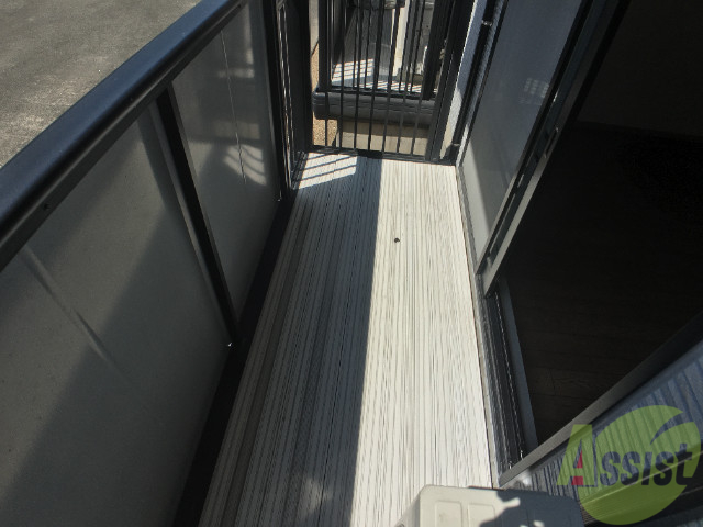 バルコニー　ベランダも広いので服など干すにはいいスペースですね。