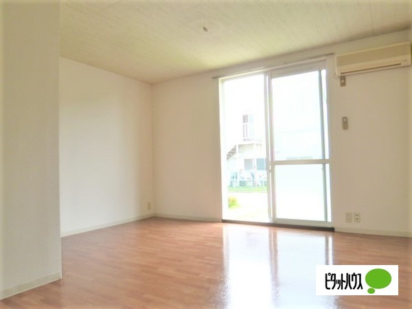 居室・リビング　同物件別室写真