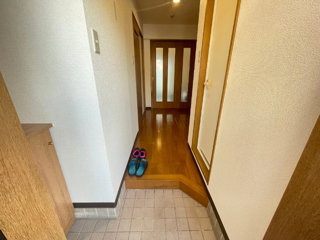 玄関　玄関からもお部屋の明るさを実感して頂けます