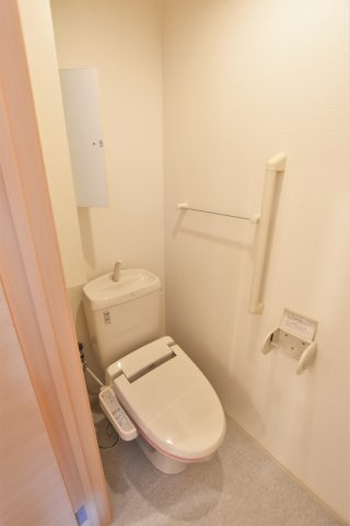 トイレ　落ち着いた色調のトイレです