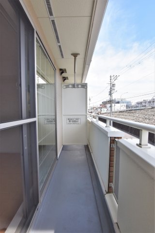 バルコニー　暖かな日差しのふりそそぐバルコニー