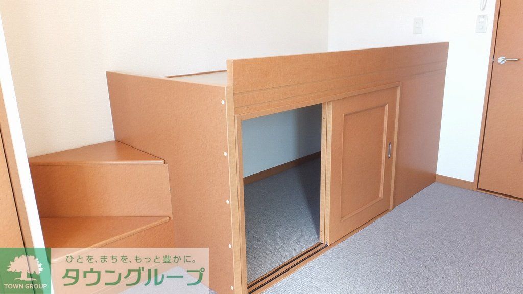 その他　ベッド下にも、収納スペースが御座います。