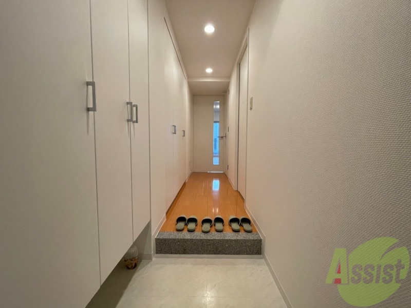 玄関　玄関です。ご覧の通り広々としていますね。