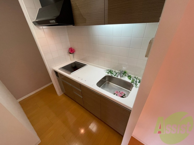 キッチン　ＩＨシステムキッチンです。お手入れも楽々ですね。