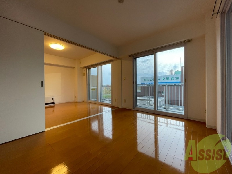 その他部屋・スペース　寝室はこちらです。光が差し込む、温かみのあるお部屋です。