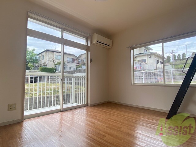 居室・リビング　陽が良く入ってくるのが分かります。暖かくて気持ちいいですね