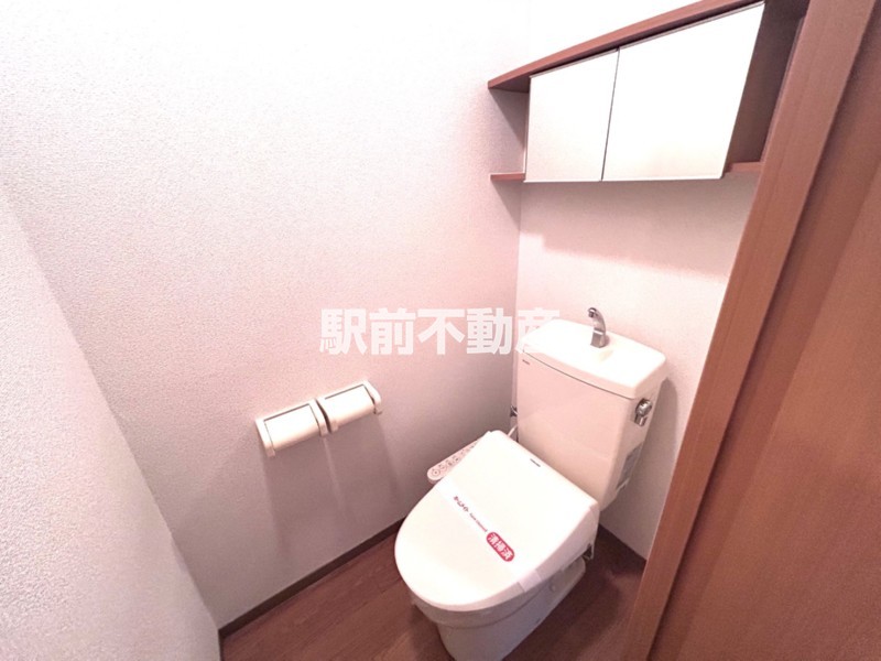 トイレ　収納棚あります