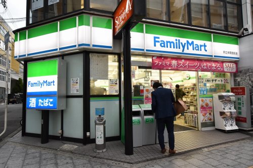 コンビニ　ファミリーマート府立体育館前店（コンビニ）まで90m