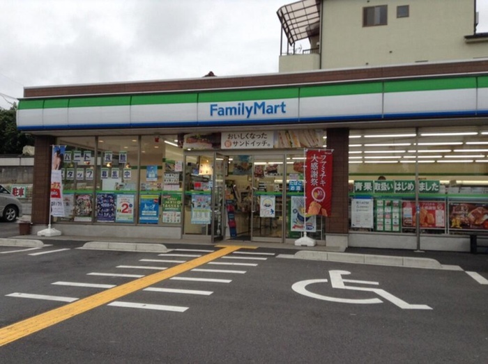 コンビニ　ファミリーマート朝霞膝折三丁目（コンビニ）まで429m