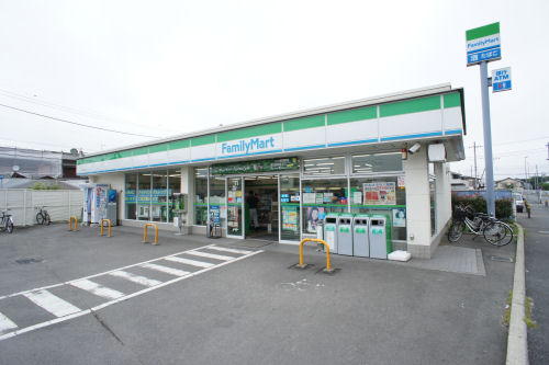コンビニ　ファミリーマート 平塚桜ケ丘店（コンビニ）まで439m