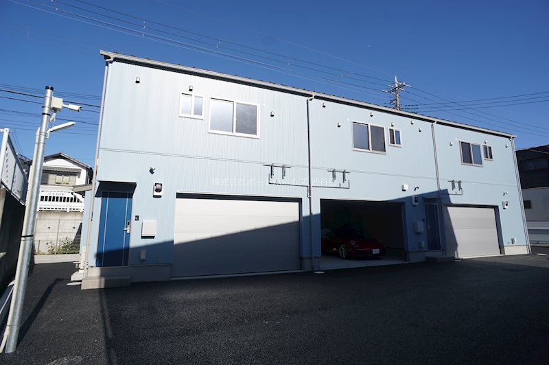 建物外観　2号室は真ん中の部屋になります。
