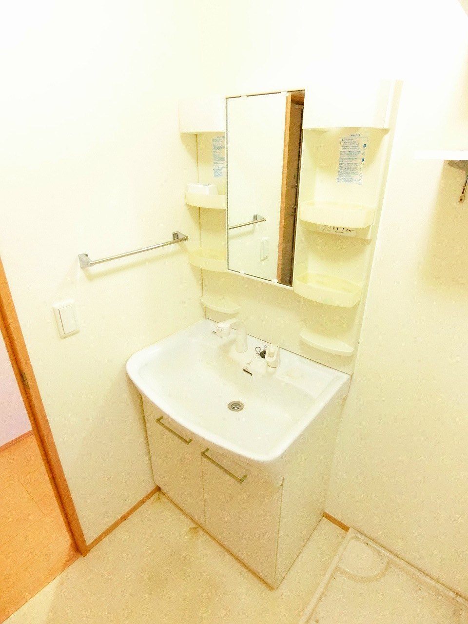洗面設備　※同物件、別部屋の写真です。