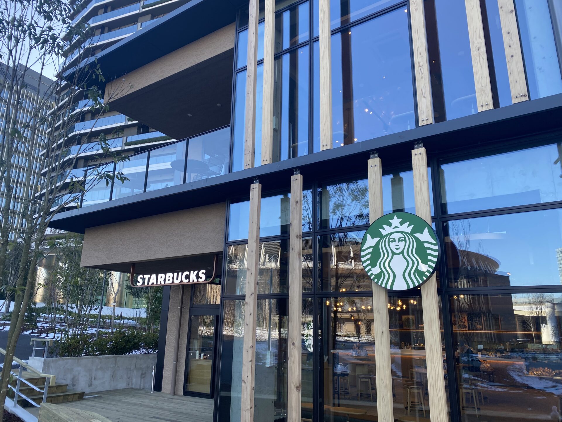 飲食店　スターバックスコーヒー都立明治公園店（飲食店）まで358m