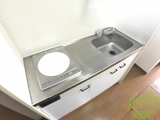 キッチン　キッチンはＩＨコンロ設置済みです。調理スペースもありますね。