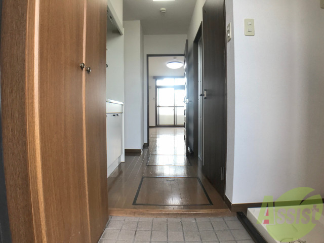 玄関　玄関からの景色。通路は十分な広さがあります。