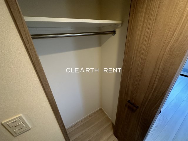 収納　ハンガーパイプ付き収納クローゼット