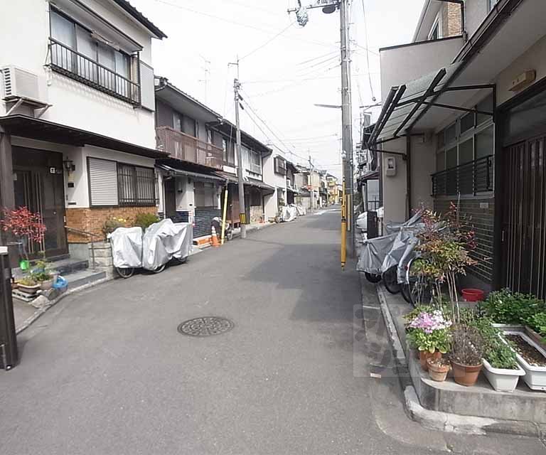 その他　前面道路です。