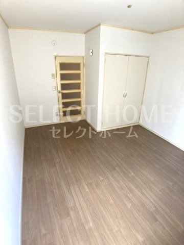 その他部屋・スペース　落ち着いた色調の寝室です