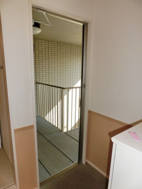 玄関　玄関にはトールタイプのシューズボックスあります