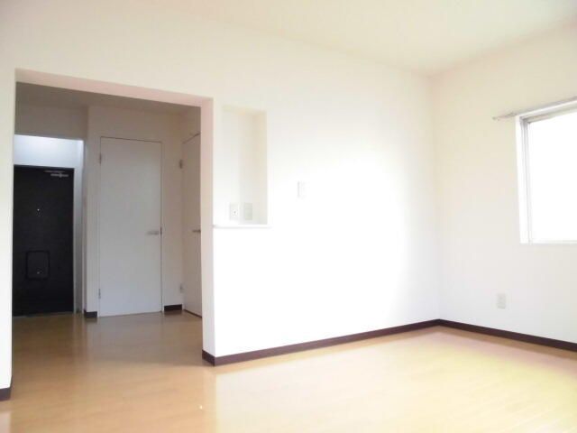 京王線 仙川駅 徒歩4分 3階建 築33年の居間写真