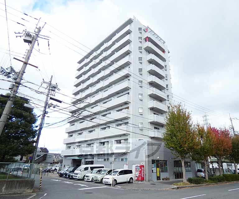 建物外観　スラッとそびえ立ったマンション