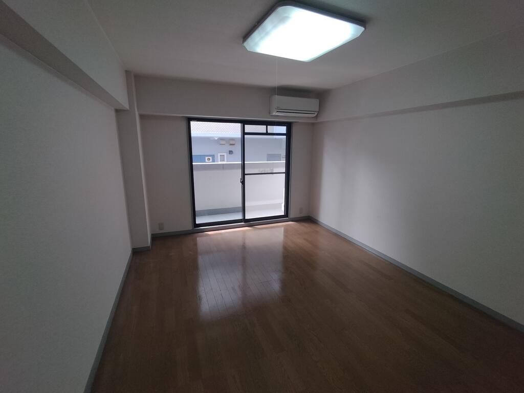 居室・リビング　※同建物の別のお部屋の写真です。