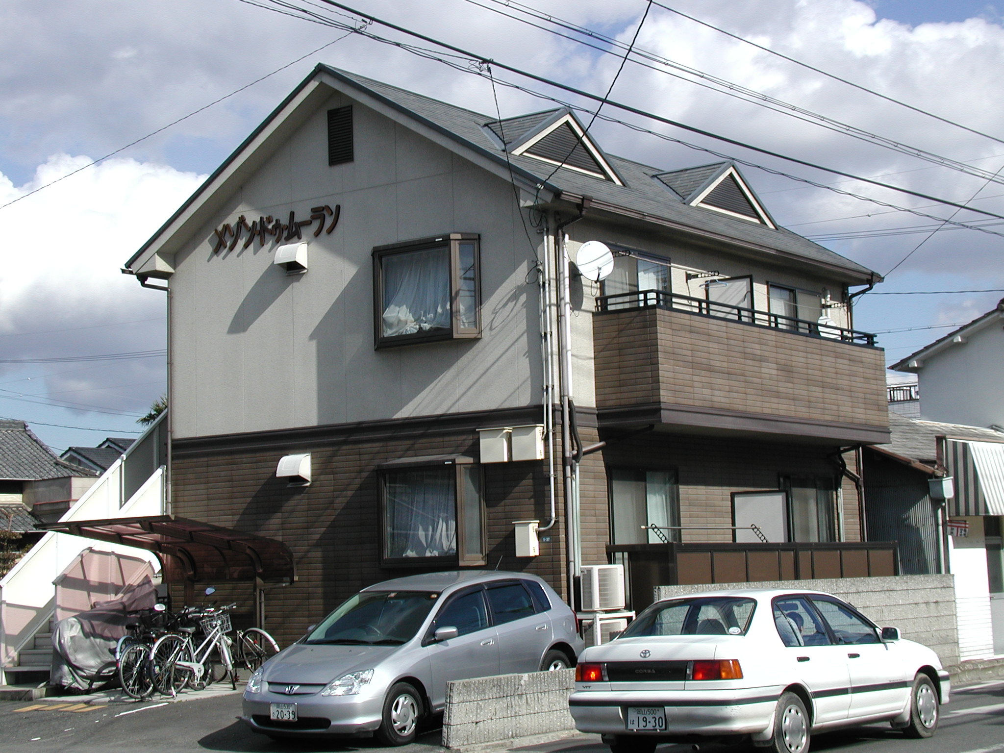 岡山市北区津島東のアパートの建物外観