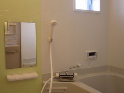 バス・シャワールーム　小窓付き浴室