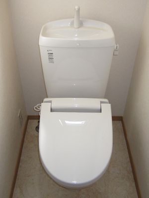 トイレ　上部に棚があるトイレ