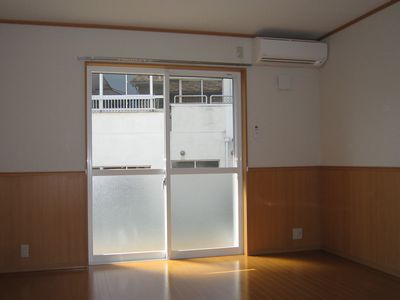 居室・リビング　エアコン付きの10.7帖の洋室