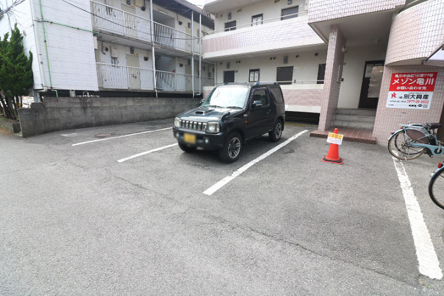 【メゾン亀川の駐車場】